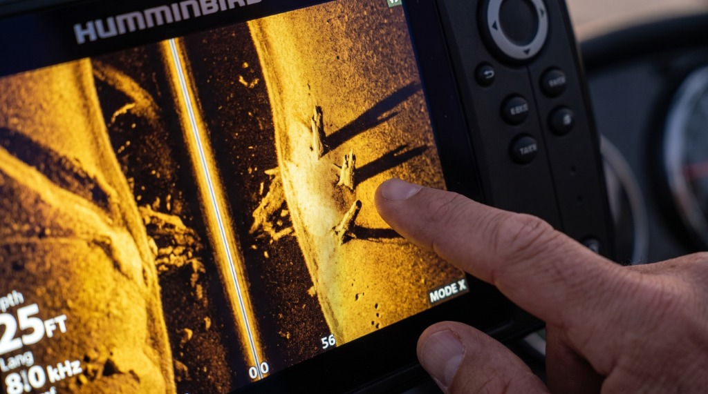 Macro detail of Humminbird Side Imaging display at 800 kHz showing three submerged stumps and distinct black acoustic shadows across bottom return